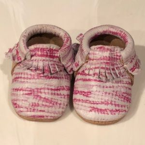 Freshly Picked Moccasins - white & pink (size 1)